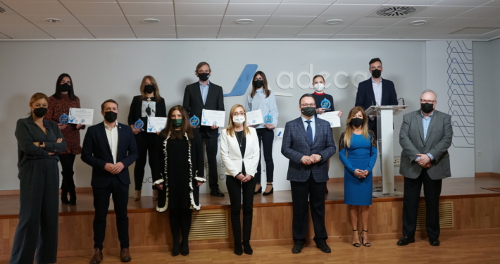distintivo por una empresa igual adeca
