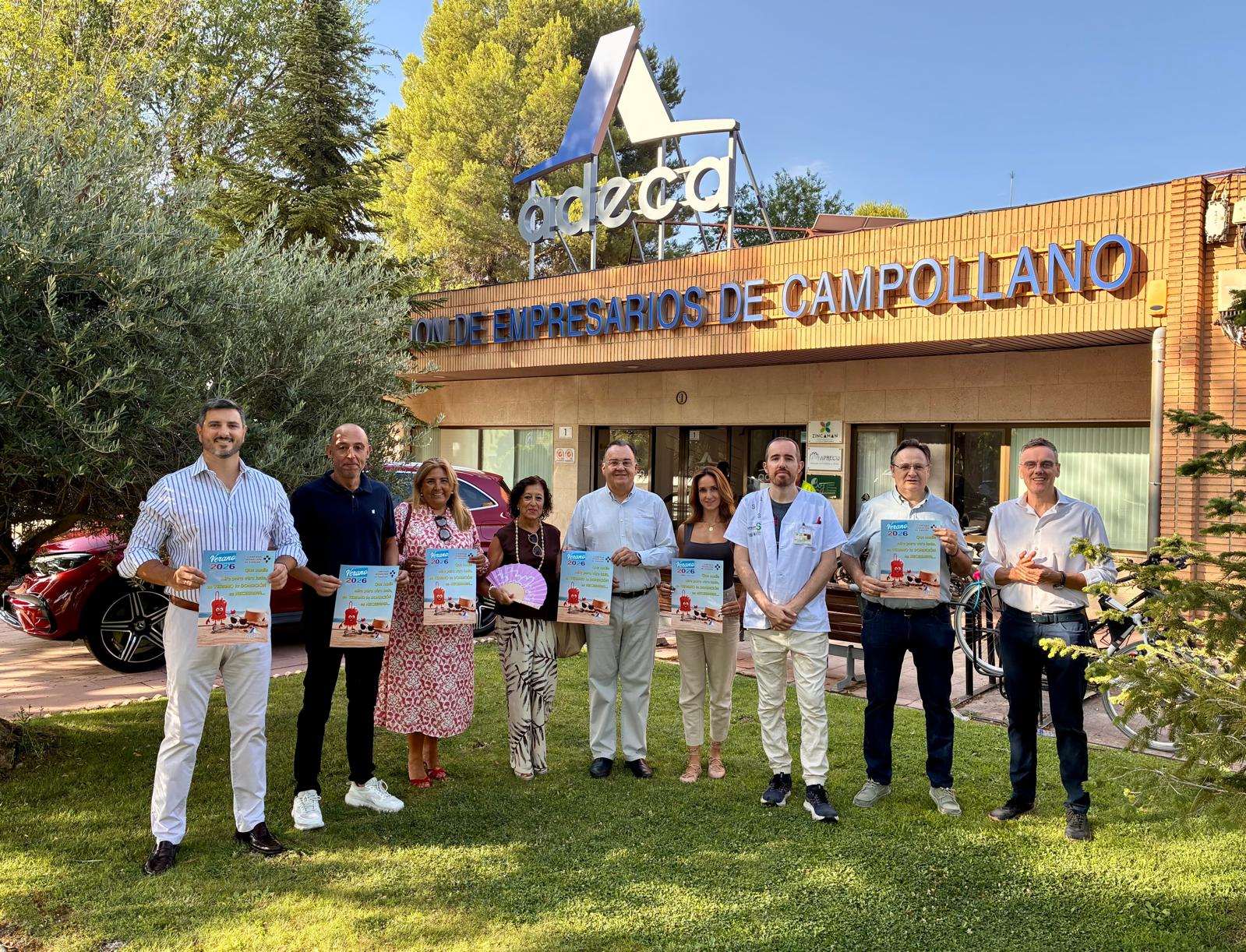 Grupo de representantes sostiene material de la campaña ante la sede de ADECA